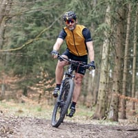 GRAVEL Herren Radtrikot sandig/schwarz