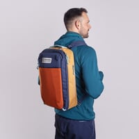 TRAVEL BAG der Reiserucksack Terrakotta/Navy/Gelb