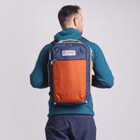 TRAVEL BAG der Reiserucksack Terrakotta/Navy/Gelb